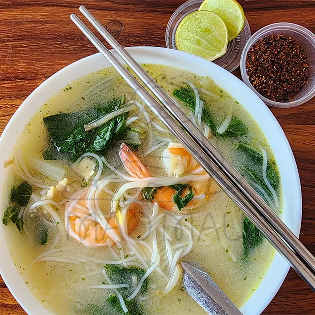Mee Nam Sai con pollo & extra camarones