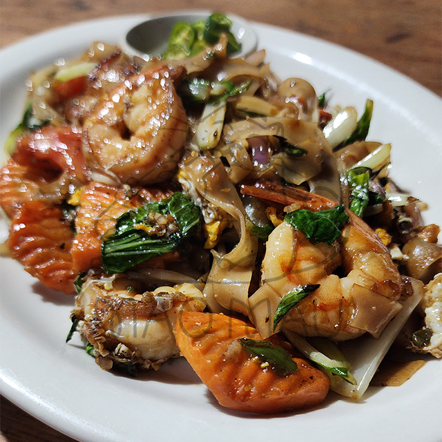 Pad Kee Mau con camarones