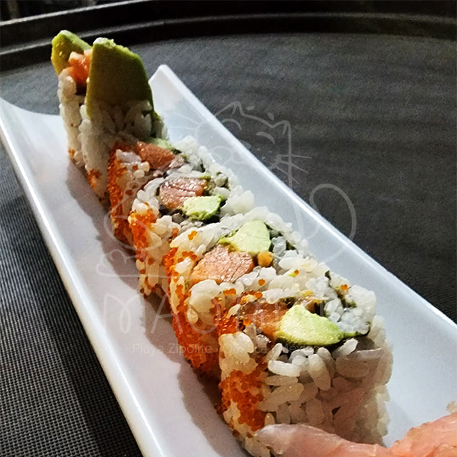 Salmon Avocado Roll - Salmon, avocado & tobiko