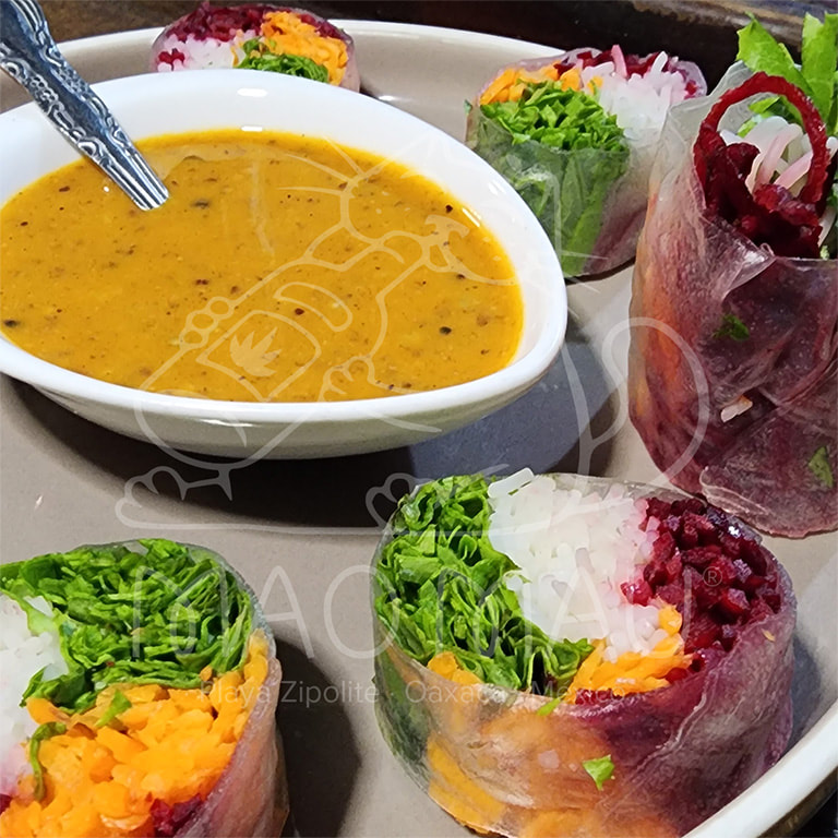 Summer Rolls - Fresh vegetables, rice noodles with peanut sauce: only vegetables - vegan option available (v) / with shrimp